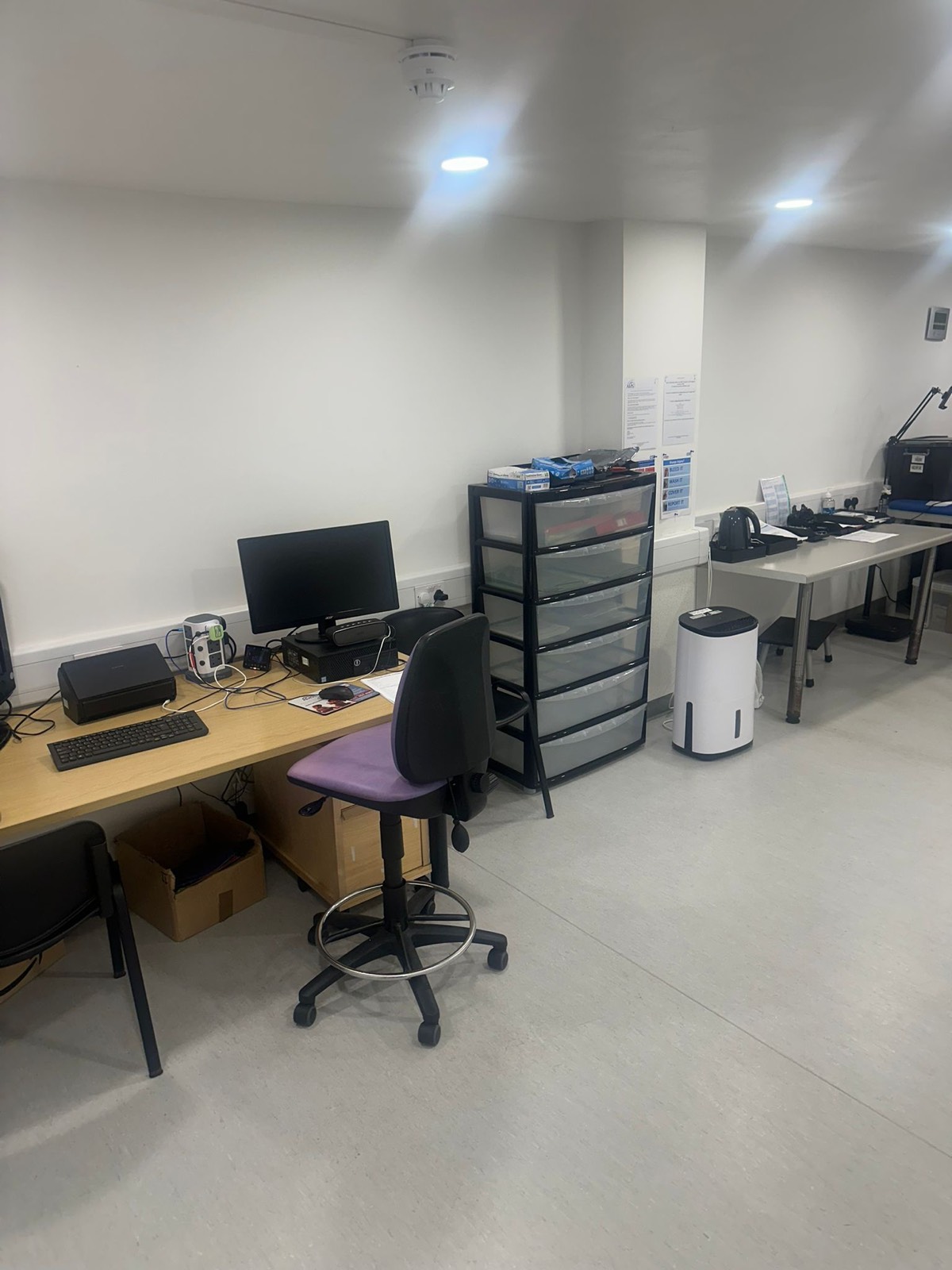 Procedure preparation room with worktops and storage